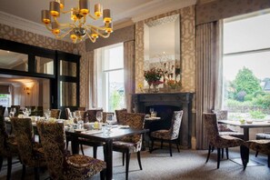 2 か所のレストラン、朝食、ランチ、ディナーに営業 (イギリス料理)