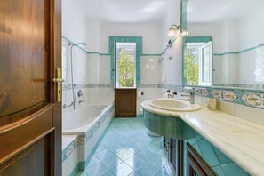 Traditional Room | Bathroom | Shower, free toiletries, hair dryer, bathrobes - Hotel Villa Melodie - Adults Only (Forio)