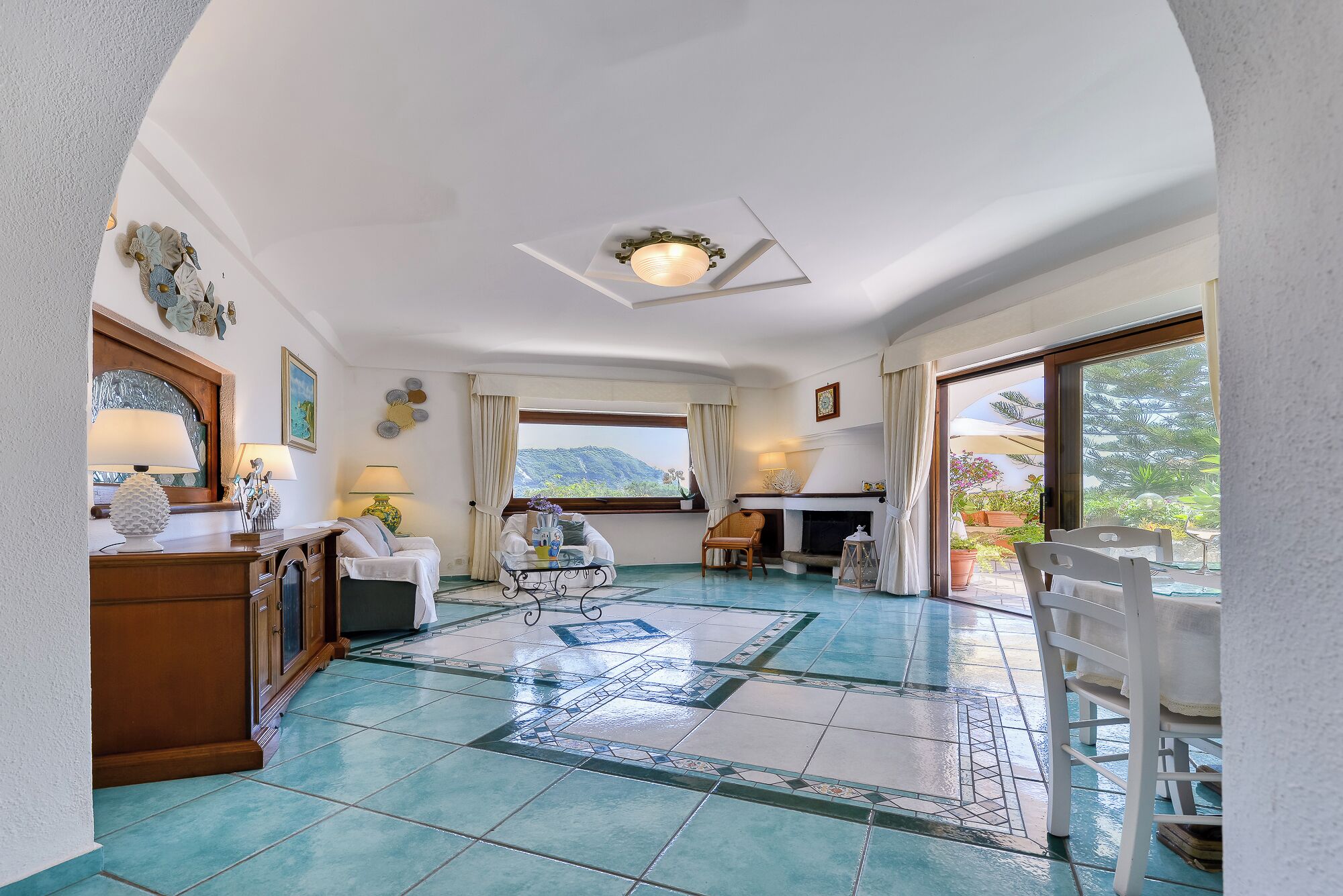 comfort suite | in-room safe, desk, free wifi, bed sheets