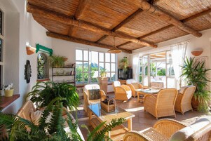 Bar junto a la piscina