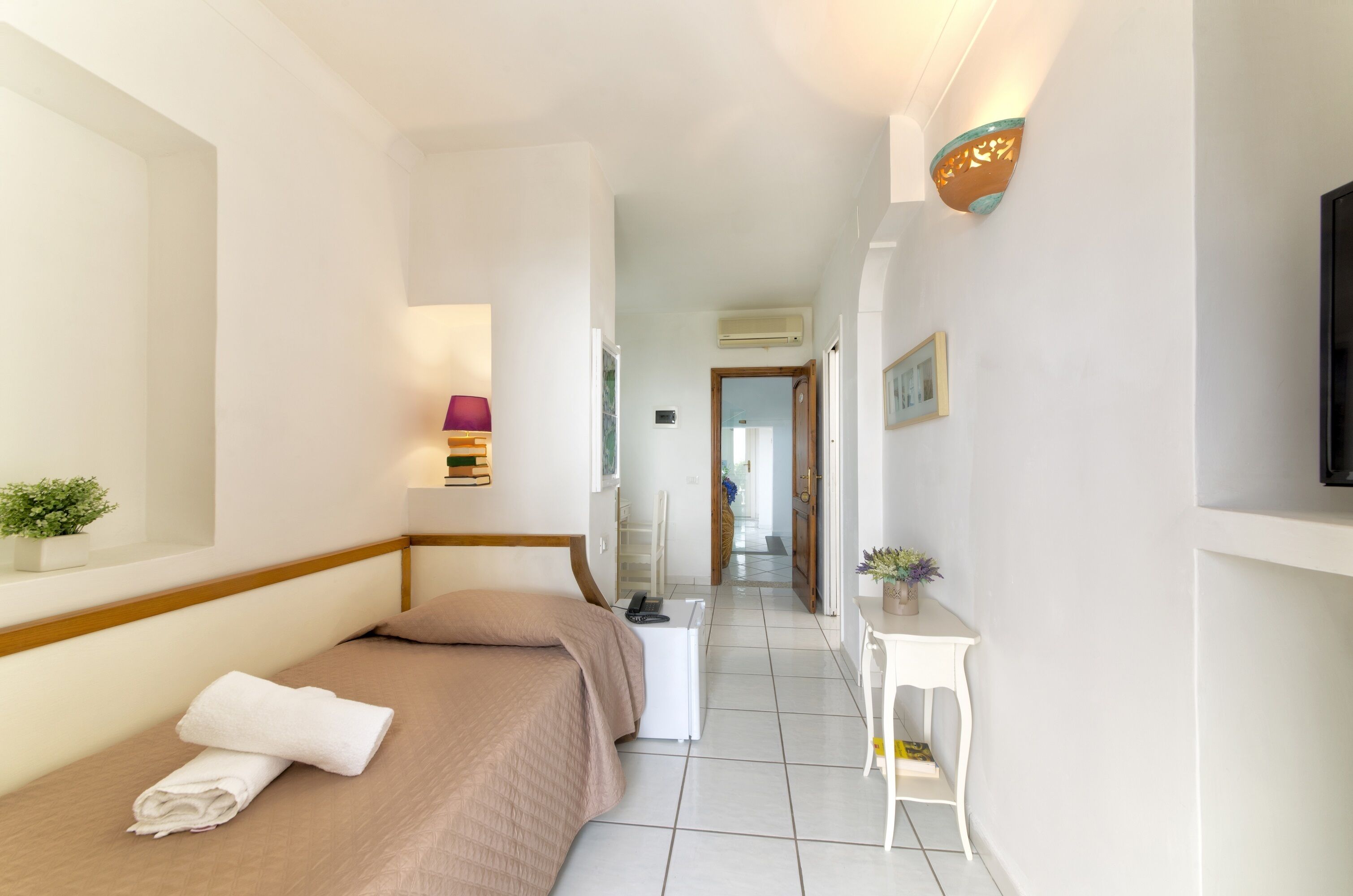 classic single room | in-room safe, desk, free wifi, bed sheets