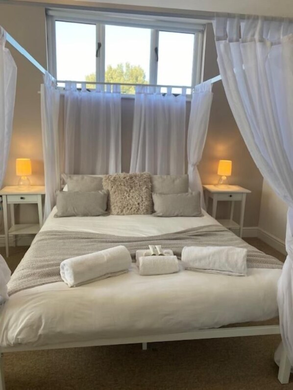 غرفة سوبيريور - سرير ملكي - منظر لملعب الجولف | مكتب ومكواة/لوح كي وواي فاي وملاءات أسرّة