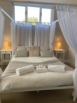 Habitación superior, 1 cama de matrimonio grande, vistas al campo de golf | Escritorio, tabla de planchar con plancha, wifi y ropa de cama