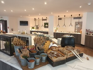 Petit déjeuner, déjeuner et dîner servis sur place