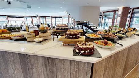 Se sirven desayunos, almuerzos y cenas. CIM Business Centre