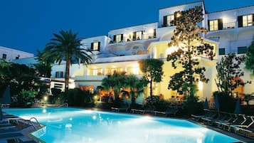 Una piscina techada, 2 piscinas al aire libre