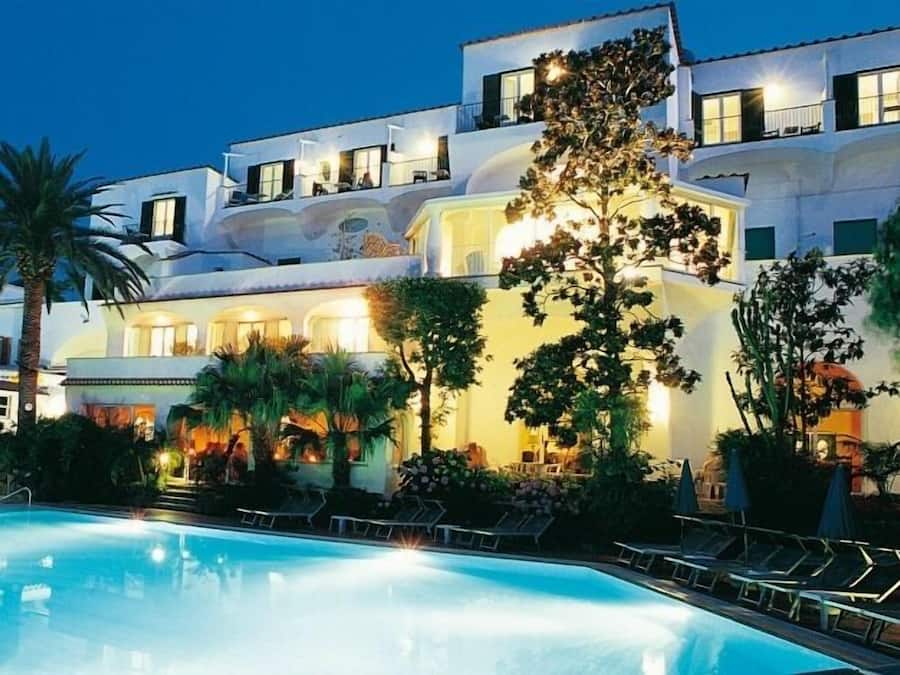 Piscina coperta, 2 piscine all'aperto, lettini