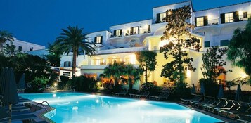 Una piscina techada, 2 piscinas al aire libre