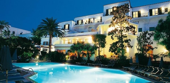 Innenpool, 2 Außenpools, Liegestühle