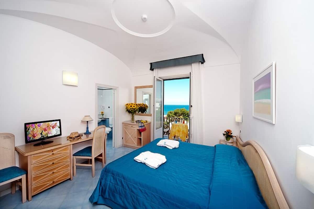 Doppia Superior lato mare | 1 bedroom, minibar, in-room safe, desk