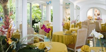 2 restaurantes; se sirve almuerzo y cena; cocina italiana