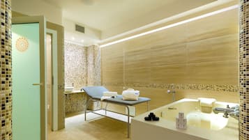 Una bañera de hidromasaje, tratamientos corporales, baños de arcilla