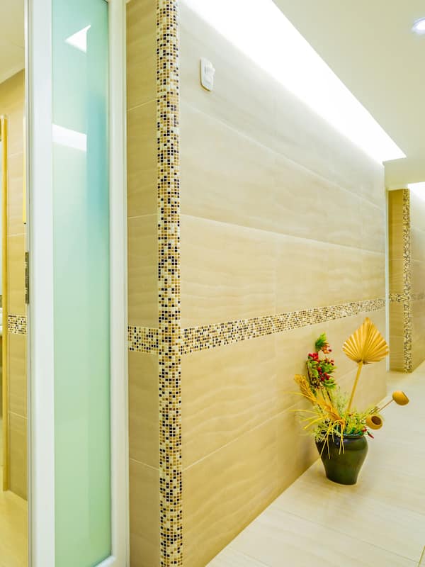Hot tub, body treatments, mud baths, aromatherapy, hot stone massages