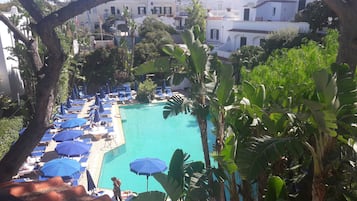 Sisäuima-allas, 2 ulkouima-allasta, aurinkotuoleja