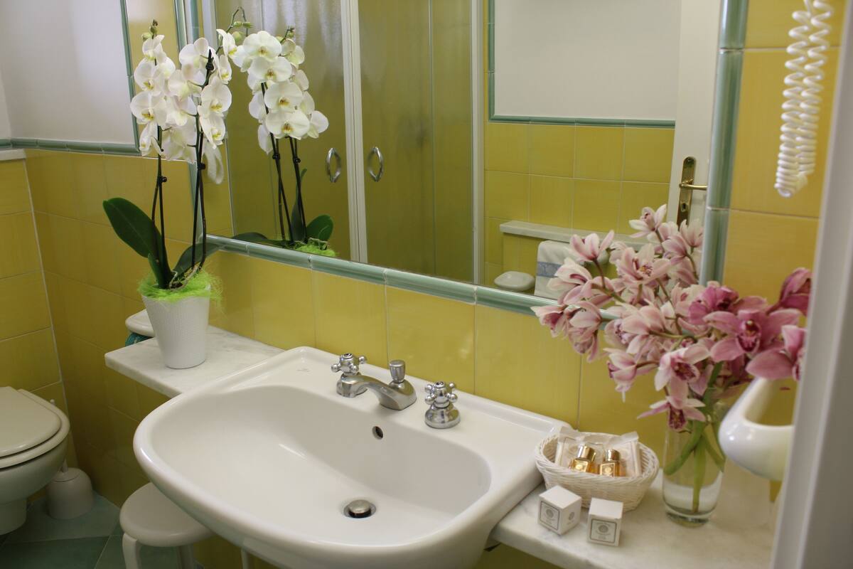 Junior Duplex | Bathroom | Shower, free toiletries, bidet, towels
