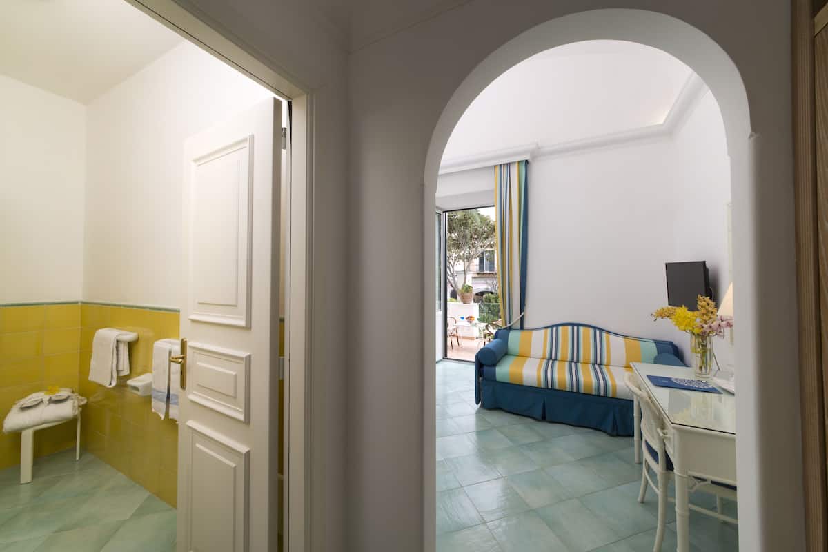 Triple Room | 1 bedroom, minibar, in-room safe, desk