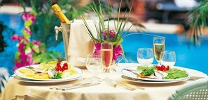 2 Restaurants; Mittagessen und Abendessen werden serviert