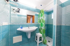 Habitación con 1 cama doble o 2 individuales, no fumadores, vistas al jardín | Lavabo del cuarto de baño