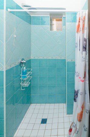 Double or Twin Room, Non Smoking, Garden View | Bathroom shower - Maison Twentyfive (Ischia)