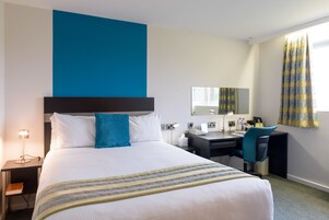 Double Room, 1 Double Bed, Non Smoking | In-room safe, desk, laptop workspace, iron/ironing board