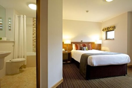 Double Room, 1 Double Bed, Non Smoking | Bathroom | Shower, free toiletries, hair dryer, towels. Cranfield Management Development Centre