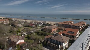 A coastal residential area with houses, a beach, and a clear sky. - Hotel Concorde (Bellaria-Igea Marina)