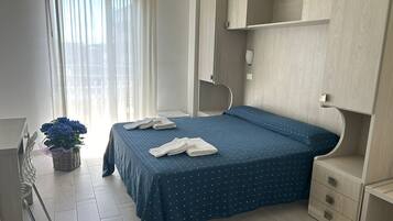 Chambre Double, balcon | Literie de qualité supérieure, coffres-forts dans les chambres, bureau