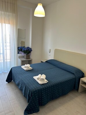 Quarto casal, sacada | Roupas de cama premium, cofres nos quartos, escrivaninha