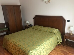 Tweepersoonskamer | Een minibar, een kluis op de kamer, een bureau, gratis wifi