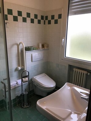 Een douche, gratis toiletartikelen, een haardroger, een bidet