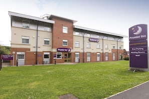 A Premier Inn hotel with a reception area, meeting rooms, and a sign indicating free parking, meeting rooms, and WiFi. - Premier Inn Manchester - Heaton Park (Manchester)