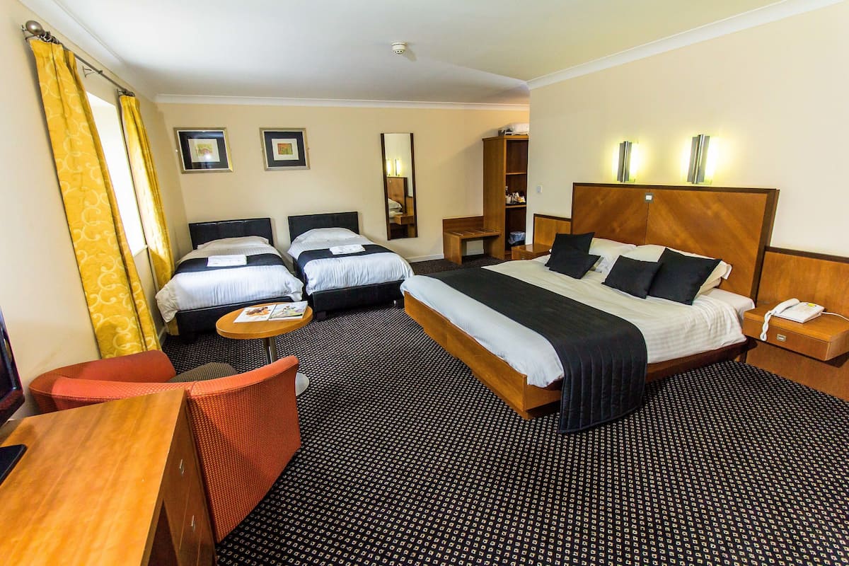 Family Room | Desk, iron/ironing board (on request), WiFi (free), bed sheets