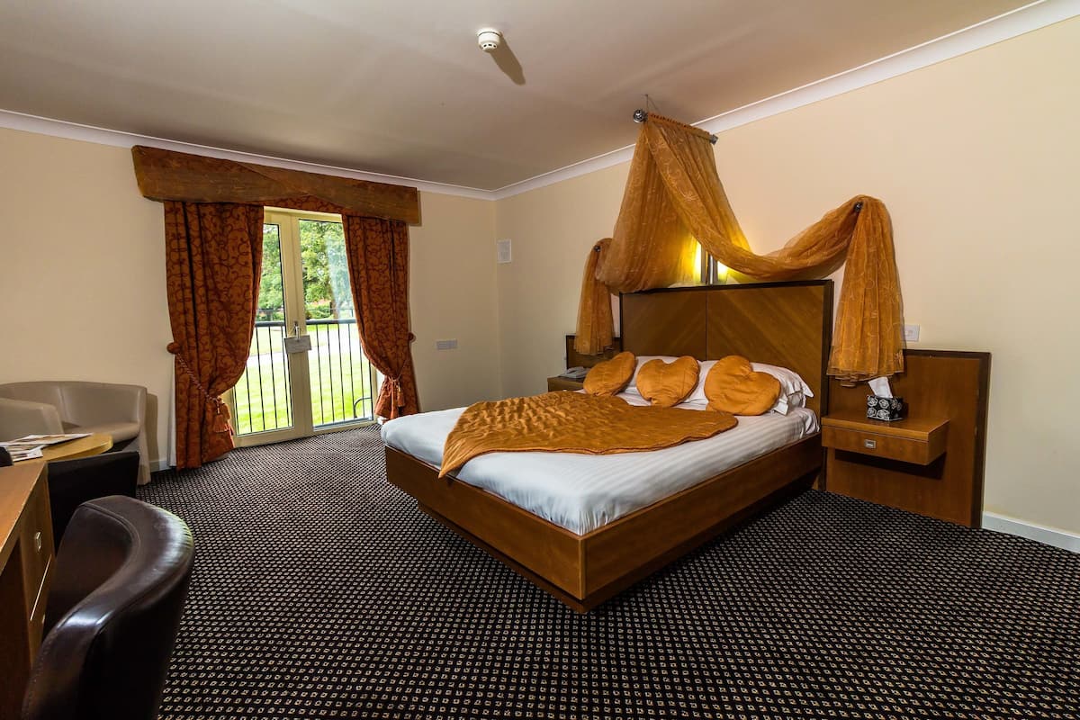 Deluxe Double Room | Desk, iron/ironing board (on request), WiFi (free), bed sheets