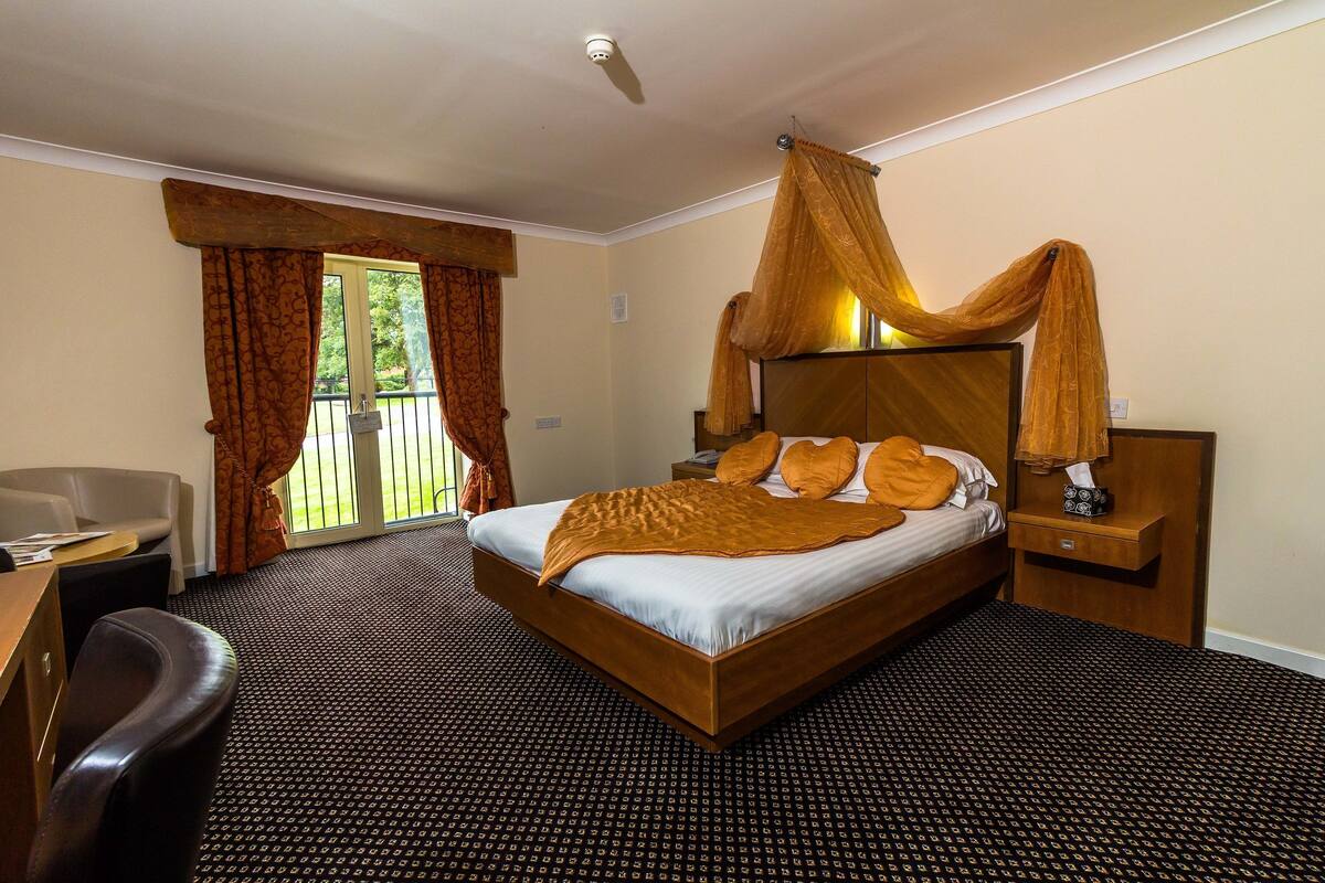 deluxe double room | desk, iron/ironing board, free cots/infant beds, free wifi