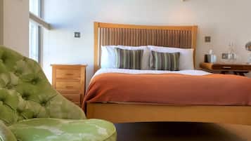Classic Double Room | Desk, blackout curtains, iron/ironing board, free WiFi