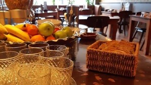 Ein Essbereich mit Obstschale, Brotkorb und Tablett mit Gläsern.