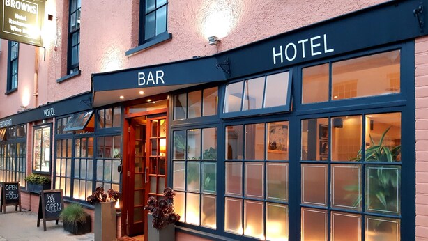 Ein Hotel mit Bar und Restaurant im Erdgeschoss.