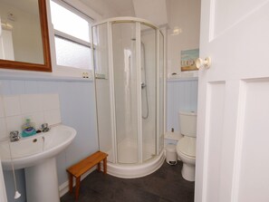 Twin Room | Bathroom | Shower, free toiletries, hair dryer, towels