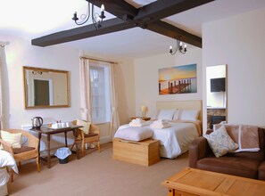 Chambre Double Familiale (Double Spacious Room / Family) | Fer et planche à repasser, Wi-Fi gratuit, draps fournis