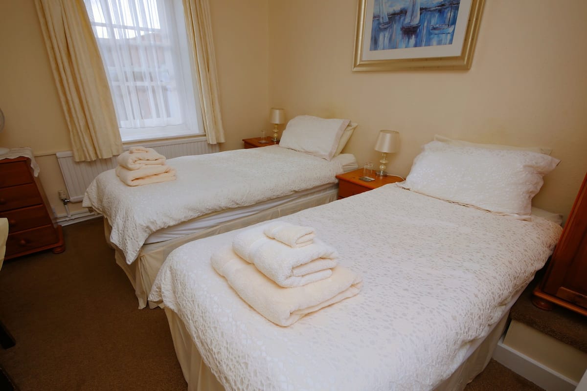Twin Room | Iron/ironing board, free WiFi, bed sheets