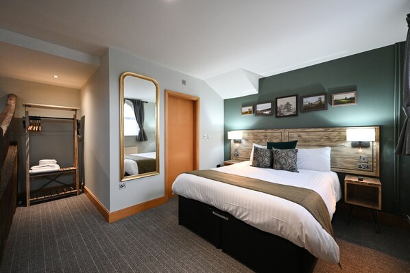 Family Room | Desk, iron/ironing board, free WiFi, bed sheets