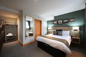 Family Room | Desk, iron/ironing board, free WiFi, bed sheets