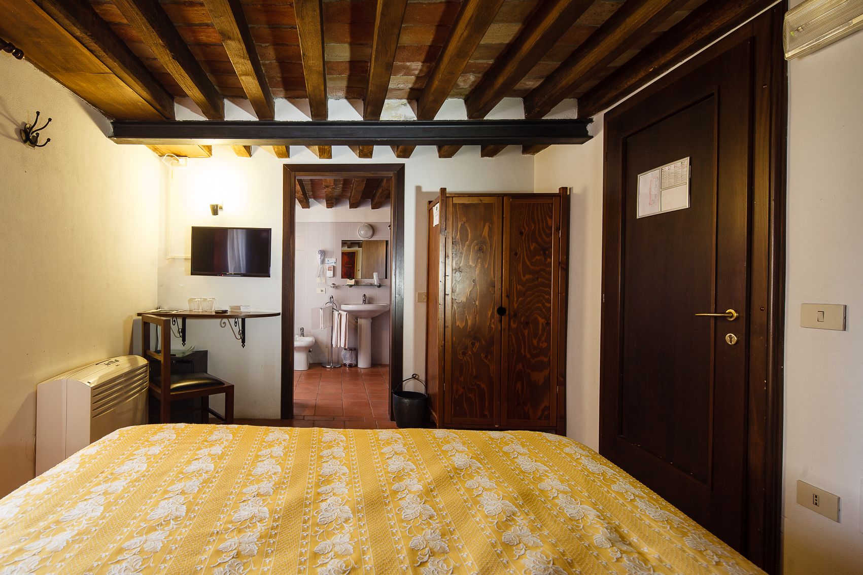 double or twin room | desk, free wifi, bed sheets