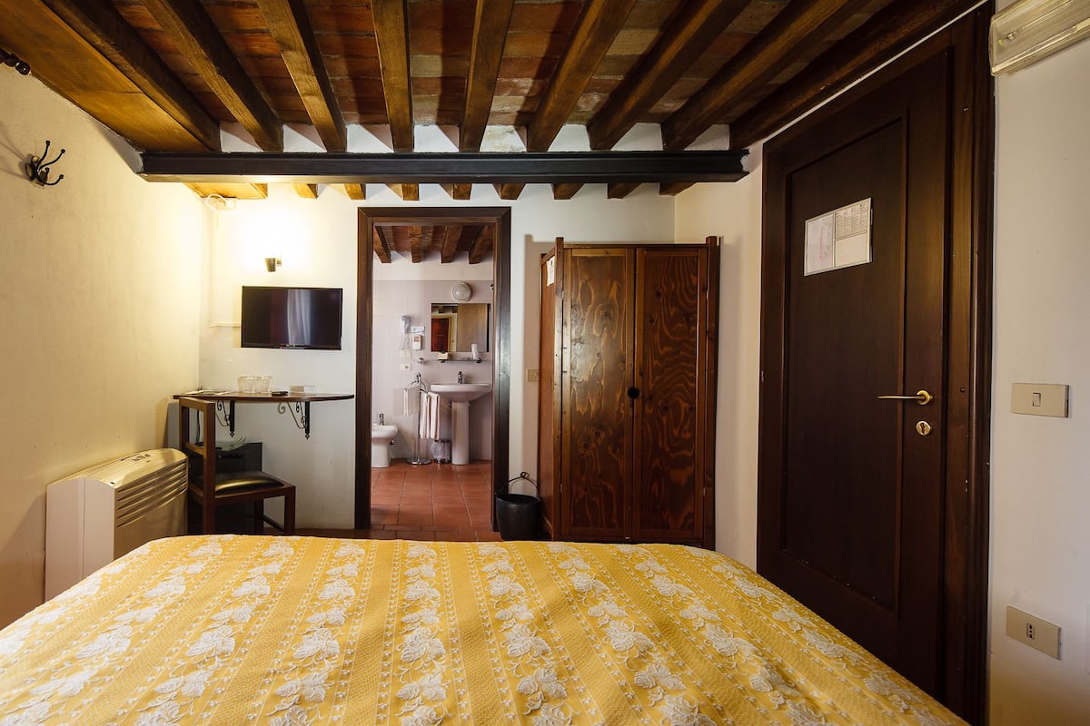 double or twin room | desk, free wifi, bed sheets