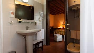 Doppel- oder Zweibettzimmer | Badezimmer | Dusche, kostenlose Toilettenartikel, Haartrockner, Bidet