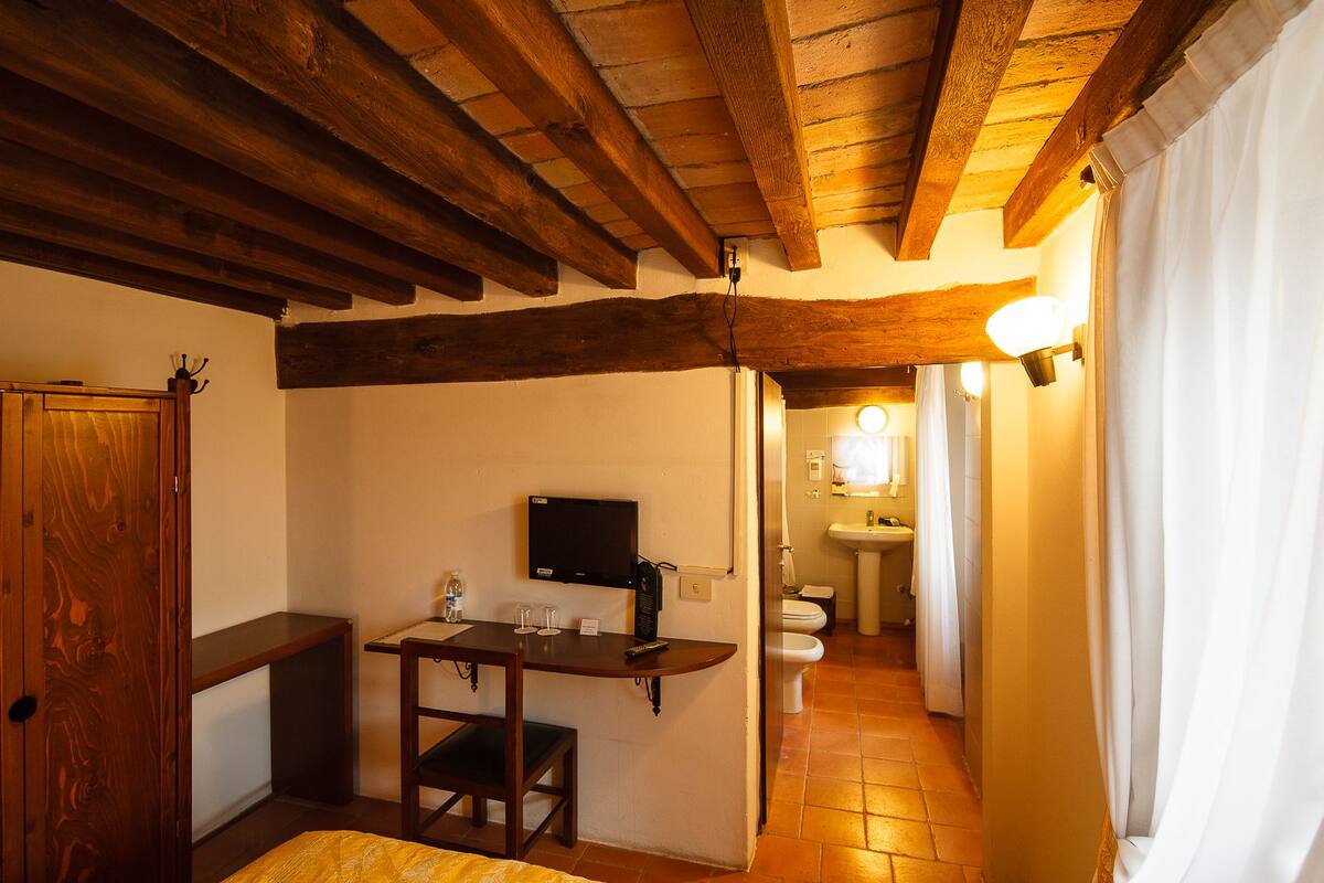 desk, free wifi, bed sheets