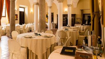 Petit déjeuner et dßner servis sur place, spécialités Cuisine régionale