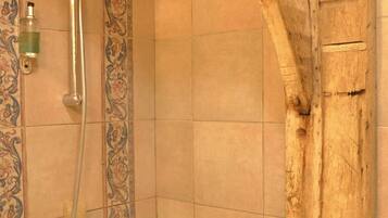 Bañera con ducha, secador de pelo, toallas, jabón