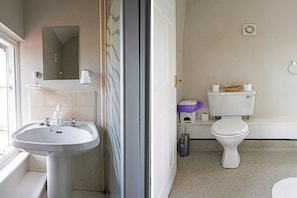 Quarto standard, 1 cama de casal | Banheiro | Chuveiro, toalhas de banho, papel higiênico