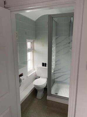 Double Room with View | Bathroom | Shower, towels, soap, shampoo